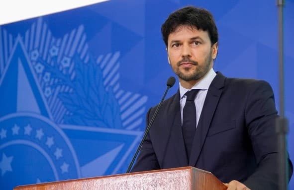 Debate entre Lula e Bolsonaro deve ocorrer apenas no 2º turno, diz Fábio Faria