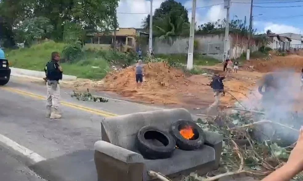 Moradores interditam trecho da BR-226 em protesto contra demora em obra de reconstrução da rua Mirassol