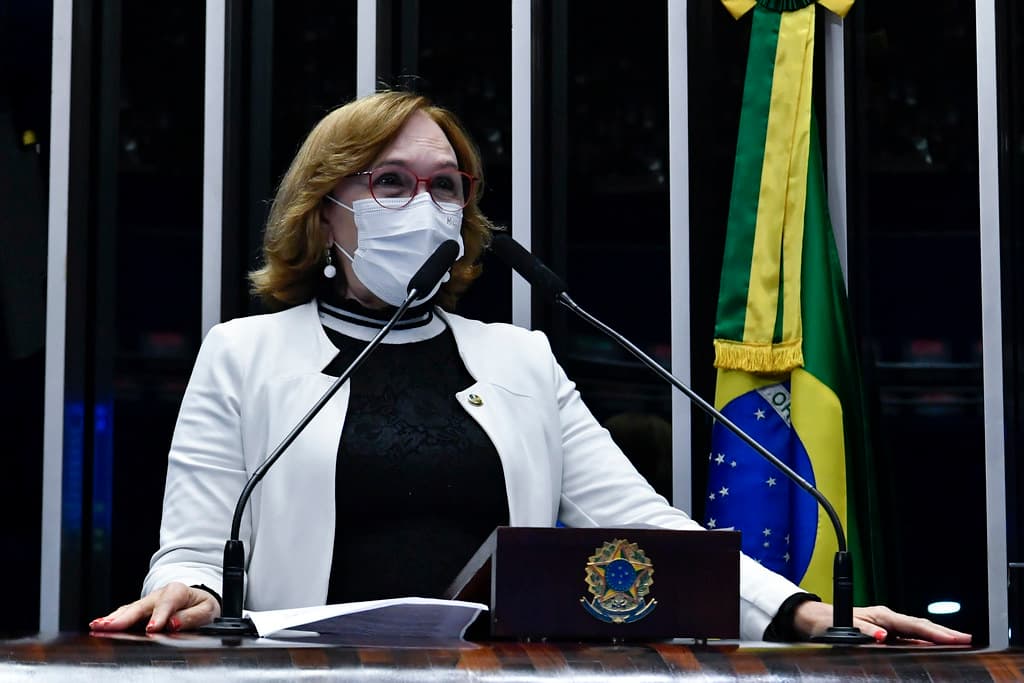 Zenaide assina Carta pela Democracia e prega paz nas eleições