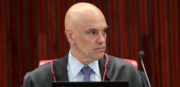 Moraes toma posse como presidente do TSE em cerimônia com autoridades dos três poderes e ex-presidentes da República