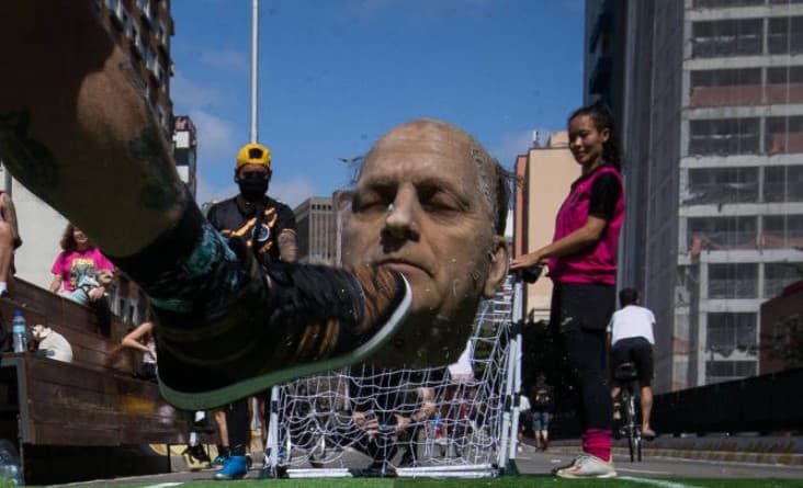 FOTOS: Réplica da cabeça de Bolsonaro é chutada e rasgada em São Paulo