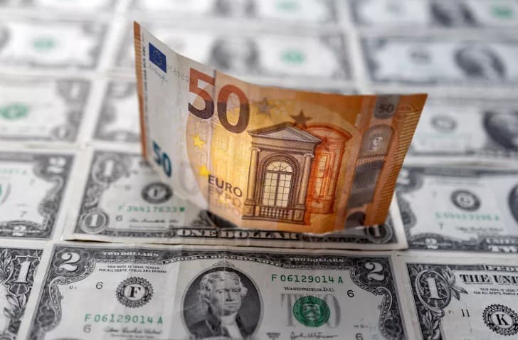 Em queda, euro tem cotação abaixo do dólar pela primeira vez nos últimos 20 anos