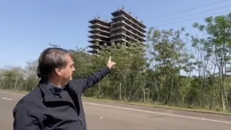 "Regra do PT é desviar recurso e não concluir obras", diz Bolsonaro