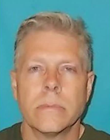 Americano condenado por abusar de criança morre após beber líquido misterioso durante julgamento