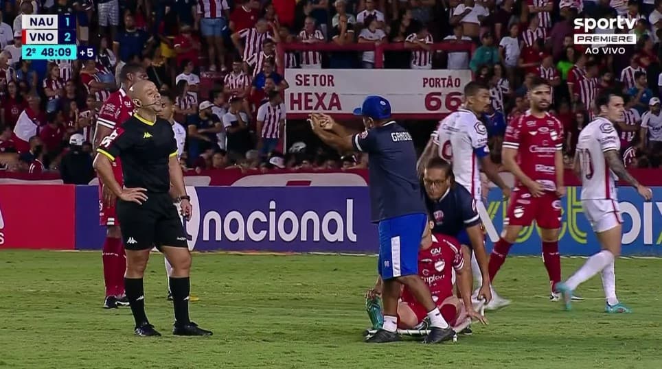 [VÍDEO] PEGOU AR: Maqueiro se revolta, discute com juiz em campo e derruba jogador do Vila Nova em jogo pela Série B