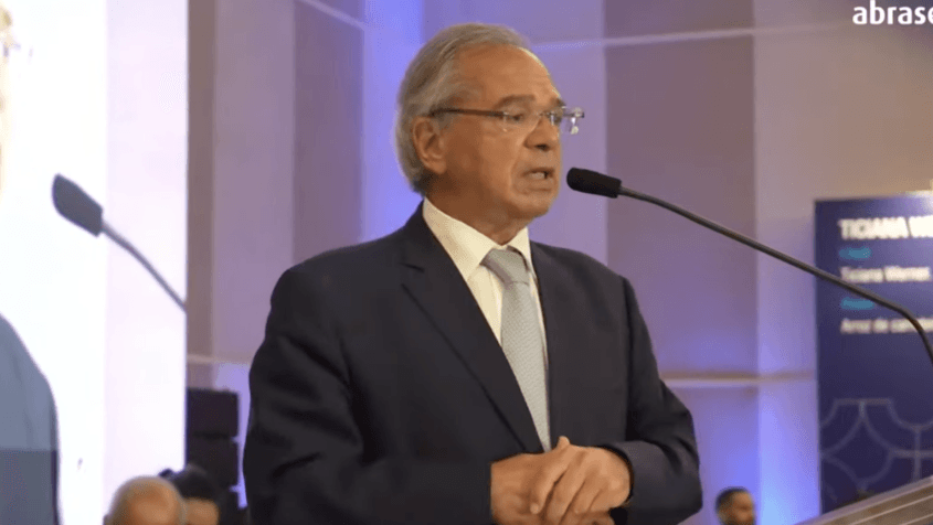 Desemprego deve cair para 8% até o fim do ano, diz Guedes