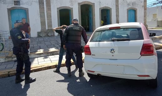 Motorista é preso por dirigir carro de prefeitura em alta velocidade no centro de Natal