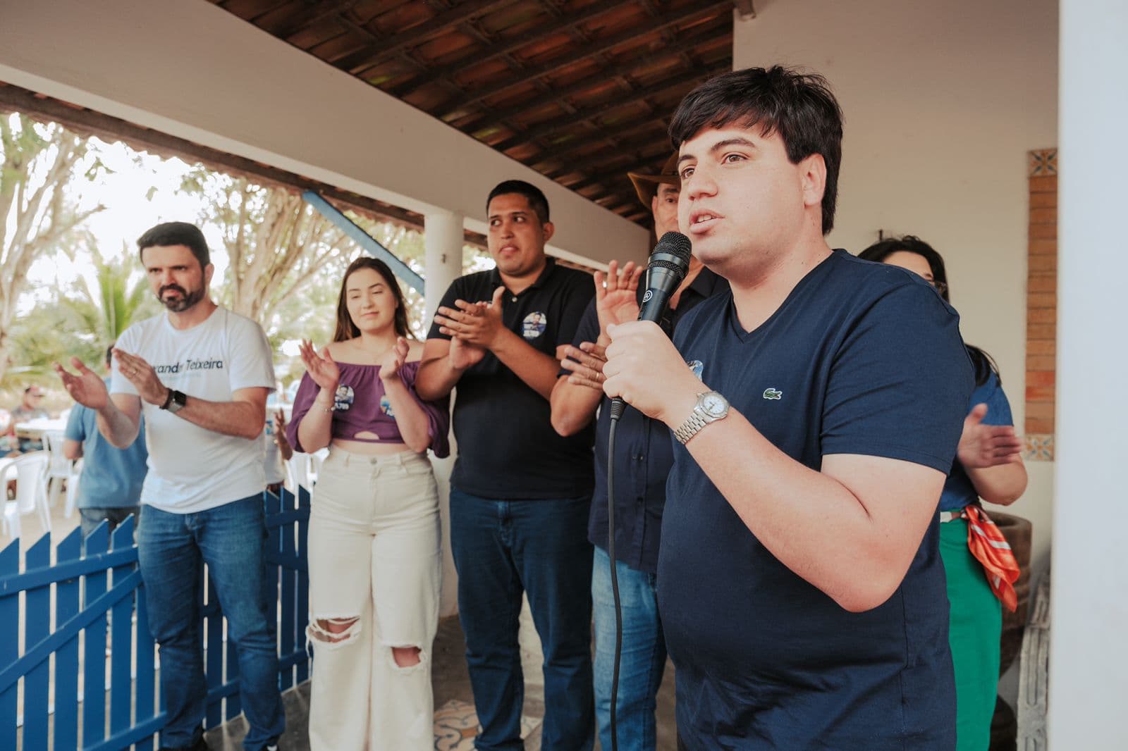 Victor Hugo visita Serrinha com apoio do vice-prefeito Gilson Neto