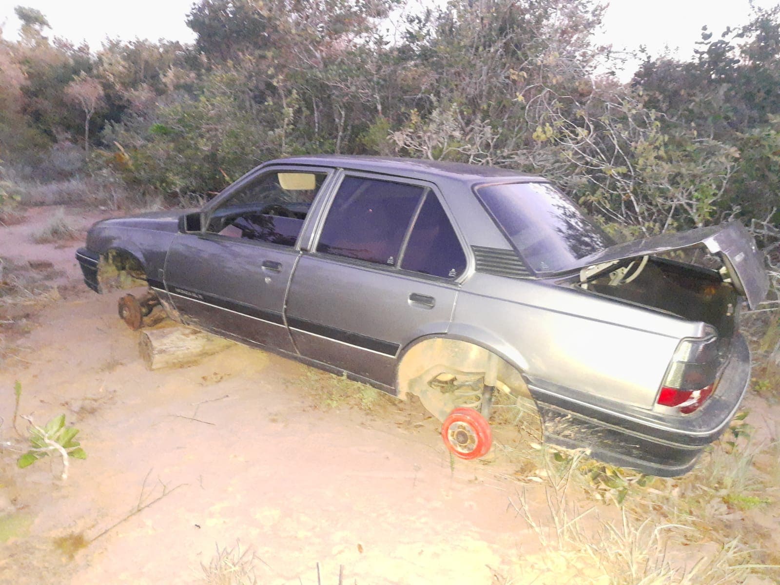 FOTOS: Polícia Civil descobre desmanche de veículos em Ceará-Mirim