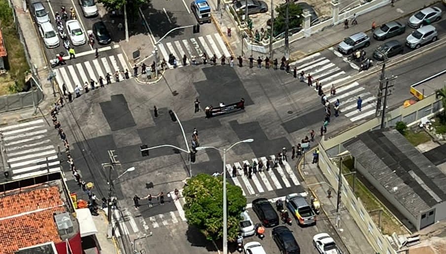 VÍDEO E FOTO: Em protesto pelo piso, enfermeiros fecham cruzamento de rua em Petrópolis