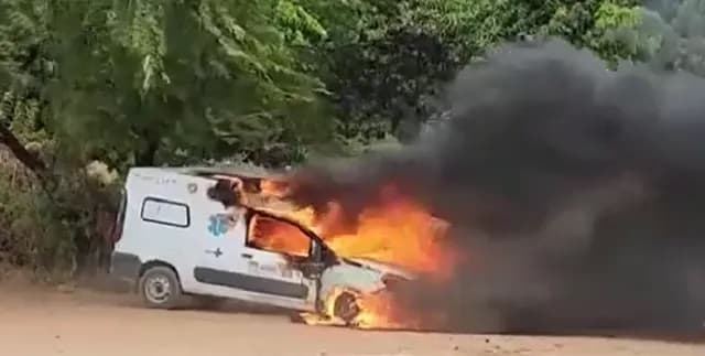 Incêndio destrói ambulância na BR-304, em Assú