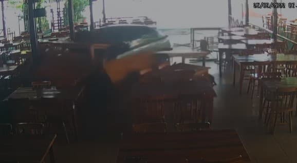 VÍDEOS: Carro invade e destrói churrascaria em Nova Descoberta