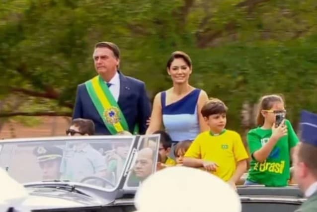 VÍDEO: Bolsonaro chega ao desfile do 7 de Setembro no Rolls Royce