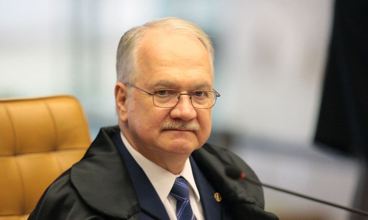 5 a 3: Fachin vota contra suspensão do piso da enfermagem