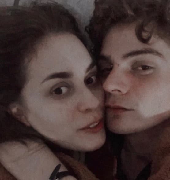 Irmãos assumem namoro e causam polêmica nas redes sociais: ‘planejamos nos casar e adotar filhos'