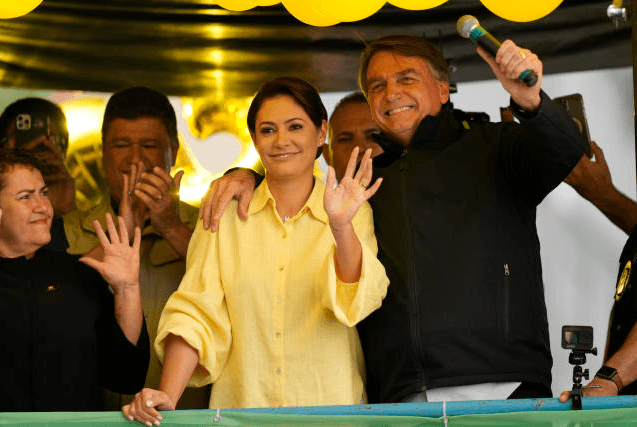 ‘Prefere ter na bolsa uma Lei Maria da Penha ou uma pistola?’, diz Bolsonaro em evento de mulheres