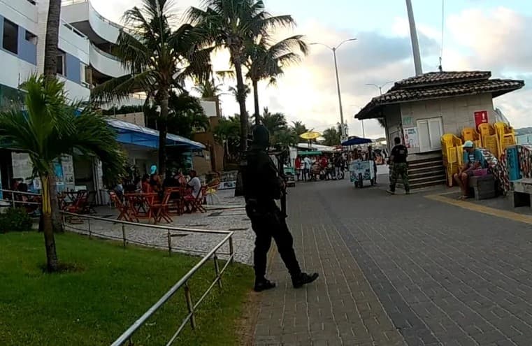 VÍDEO E FOTOS: Operação policial prende três pessoas por tráfico de drogas na orla da praia de Ponta Negra em Natal