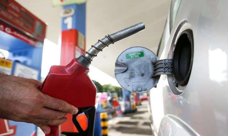Com reduções de ICMS, preço da gasolina acumula 30% de queda e chega a R$ 5,17 nos postos, diz ANP
