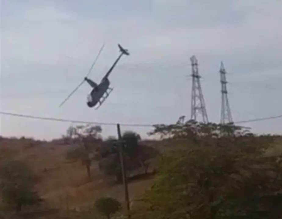 VÍDEO: Helicóptero com deputado federal e vice-prefeito cai após colisão com rede elétrica em MG