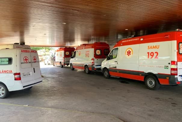 FOTOS: Com pacientes em macas à espera de leitos, ambulâncias do Samu ficam retidas no Hospital Walfredo Gurgel em Natal