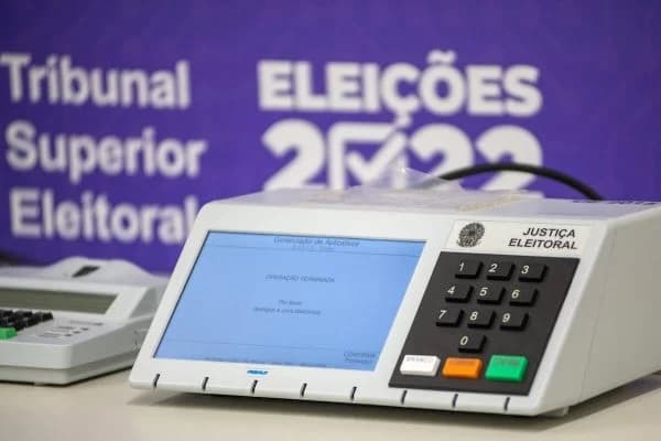 Eleitores com celulares podem ser retirados de cabines por policiais
