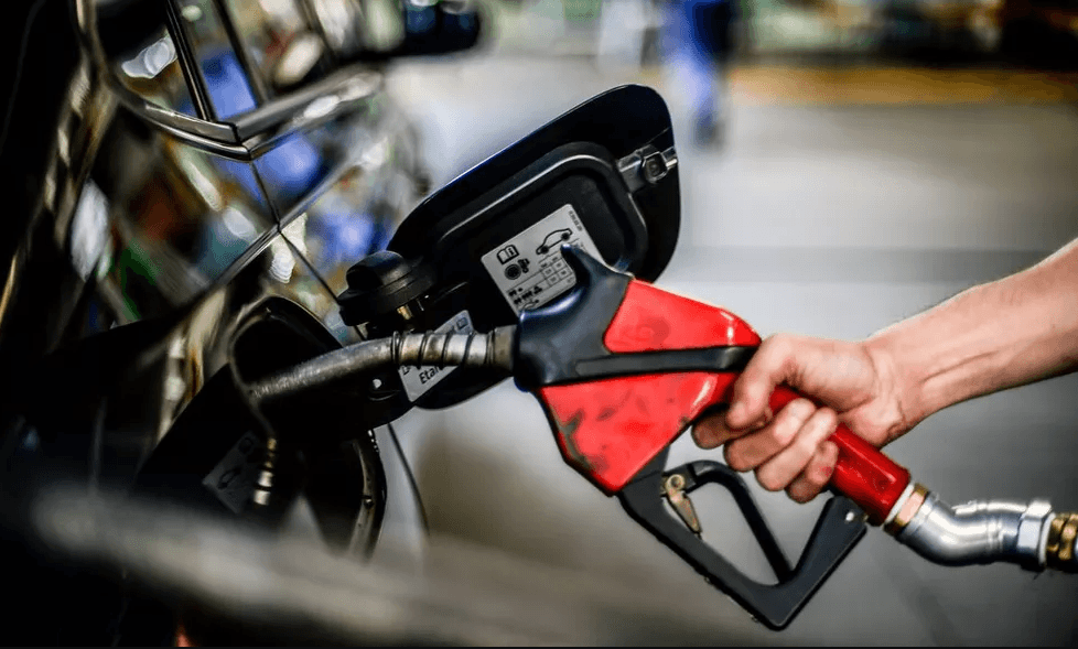 Gasolina da Petrobras fica mais barata nas refinarias a partir de hoje