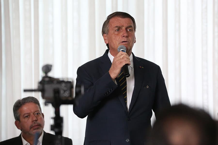 Bolsonaro desmente PT sobre o salário mínimo, 13º salário e férias