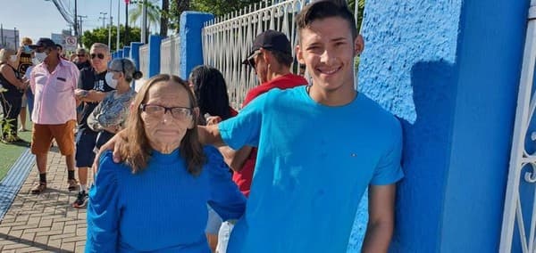 MOSSORÓ: Jovem de 18 anos vota pela 1ª vez na companhia da avó