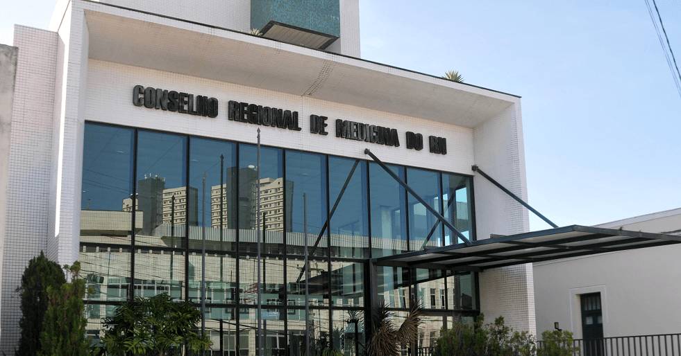 Mulher é presa em flagrante com diploma de medicina falso em Natal