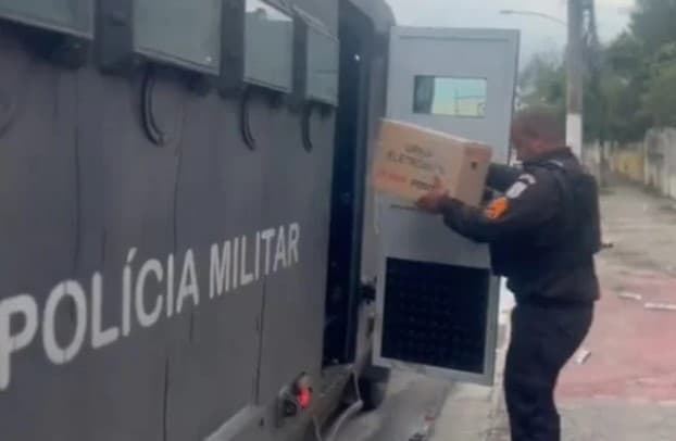 VÍDEO: PM usa “caveirão” para levar urnas a comunidades do RJ