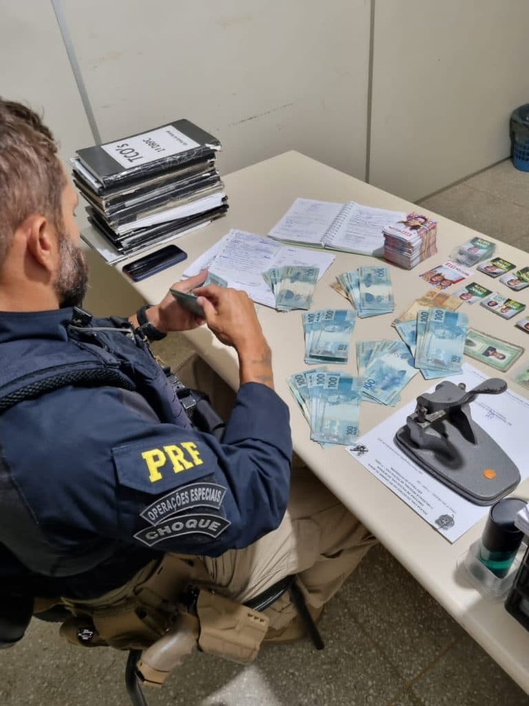 FOTOS: PRF prende no RN casal com a quantia de R$ 8.615,00 em espécie, vasto material de campanha e lista de quem receberia o dinheiro