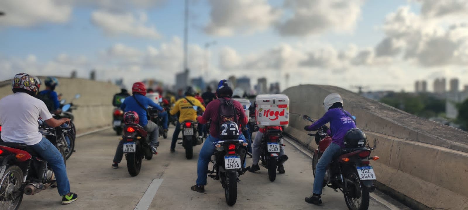 [VÍDEO] TRÂNSITO: Motociclistas protestam por segurança e fecham viaduto da Arena das Dunas