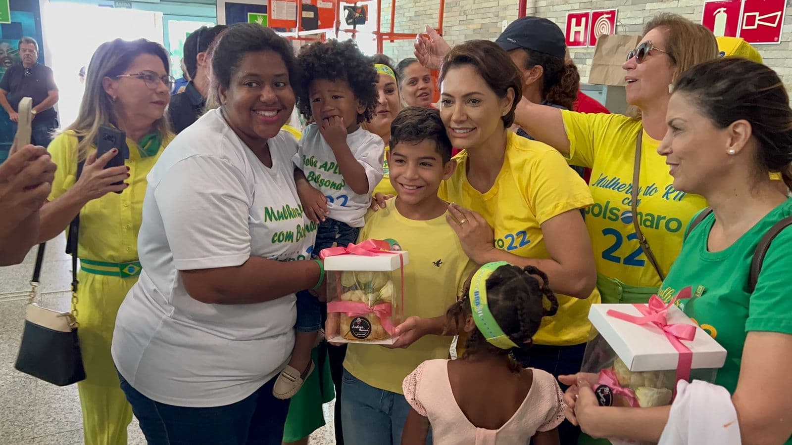 VÍDEO E FOTO: Primeira-dama Michelle Bolsonaro chega a Natal e é recebida por grupos de mulheres e crianças