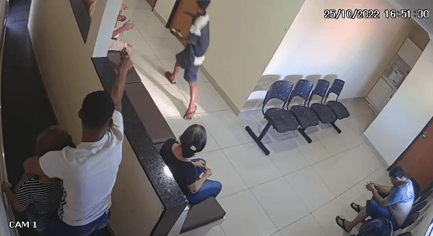 VÍDEO: Mulher tem arma apontada para a cabeça durante arrastão em clínica na zona oeste de Natal