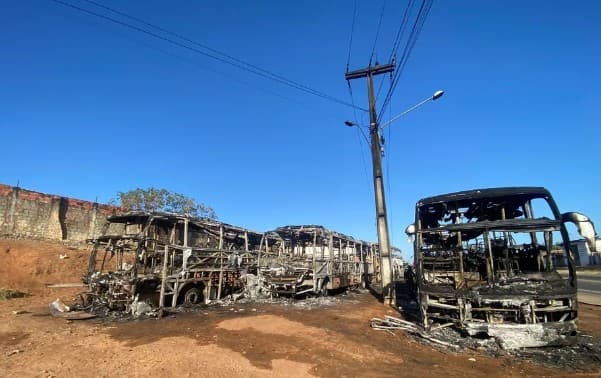 FOTOS: Incêndio destrói quatro ônibus e carro de passeio em Natal