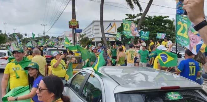 VÍDEOS E FOTOS: Em Natal multidão se reúne em dois pontos para dar início a carreatas em apoio ao presidente Bolsonaro