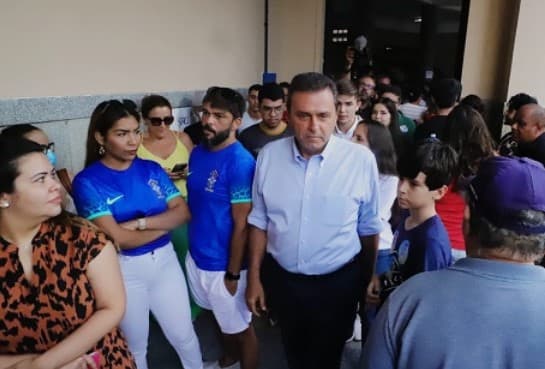 Carlos Eduardo vota no Colégio Atheneu, em Natal