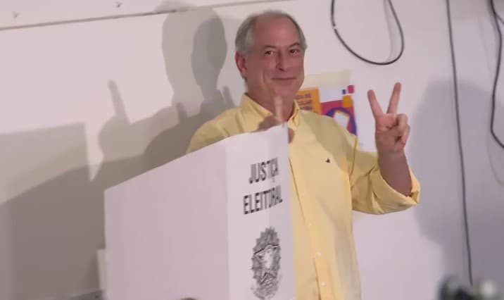 Ciro Gomes vota em Fortaleza
