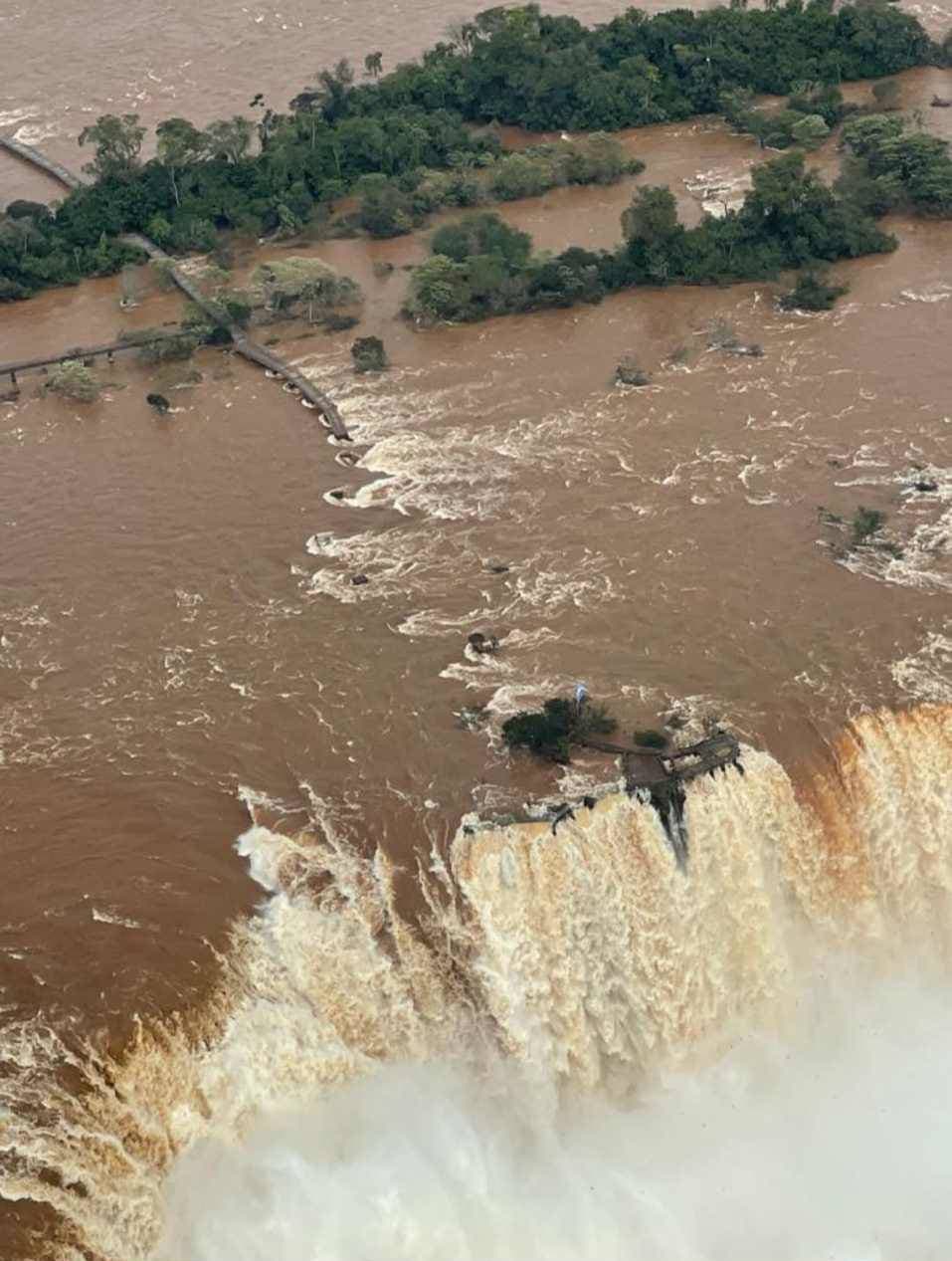 FOTO: Alta vazão destrói parcialmente passarela das Cataratas do Iguaçu