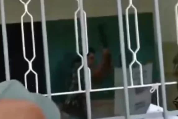 VÍDEO: Homem é detido em Goiás após quebrar urna eletrônica usando um pedaço de pau