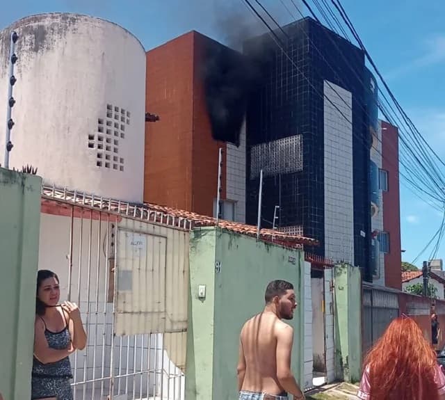 Vizinhos arrombam porta de apartamento incendiado e resgatam gatos em Nova Parnamirim