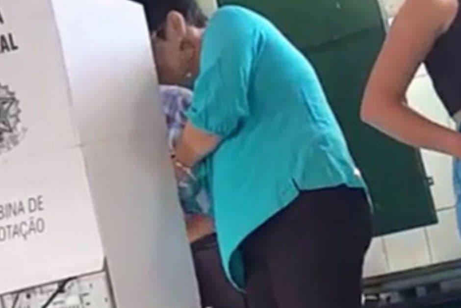 Mesária é presa na Bahia após votar no lugar de um idoso