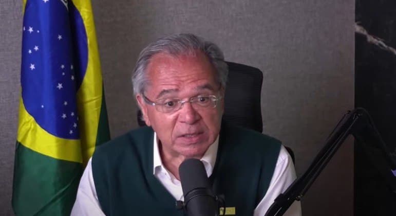 Em live, Guedes reafirma reajuste acima da inflação para aposentados e servidores em 2023