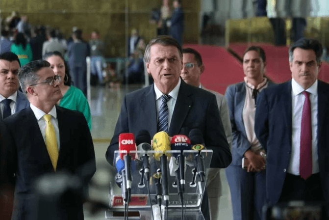 Bolsonaro diz que mudança no STF não está no "plano de governo" e que a imprensa "inventou isso"