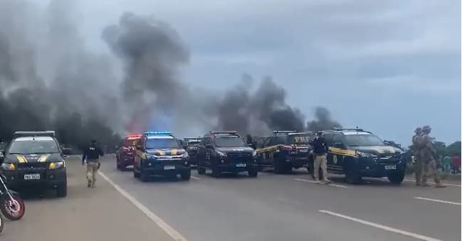 PRF diz que trabalha para liberar todas as rodovias nesta terça