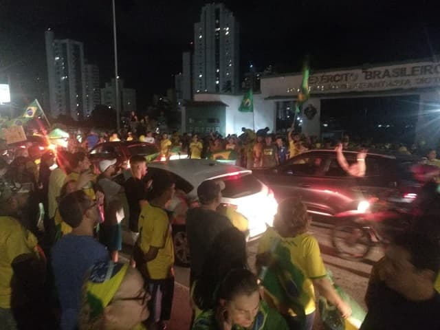 VÍDEO: Pelo menos mil pessoas participam de protesto pró-Bolsonaro no Tirol