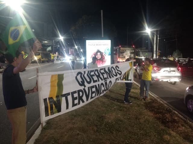 Manifestação a favor de Bolsonaro chega ao fim no Tirol no início desta manhã de quarta-feira (2)