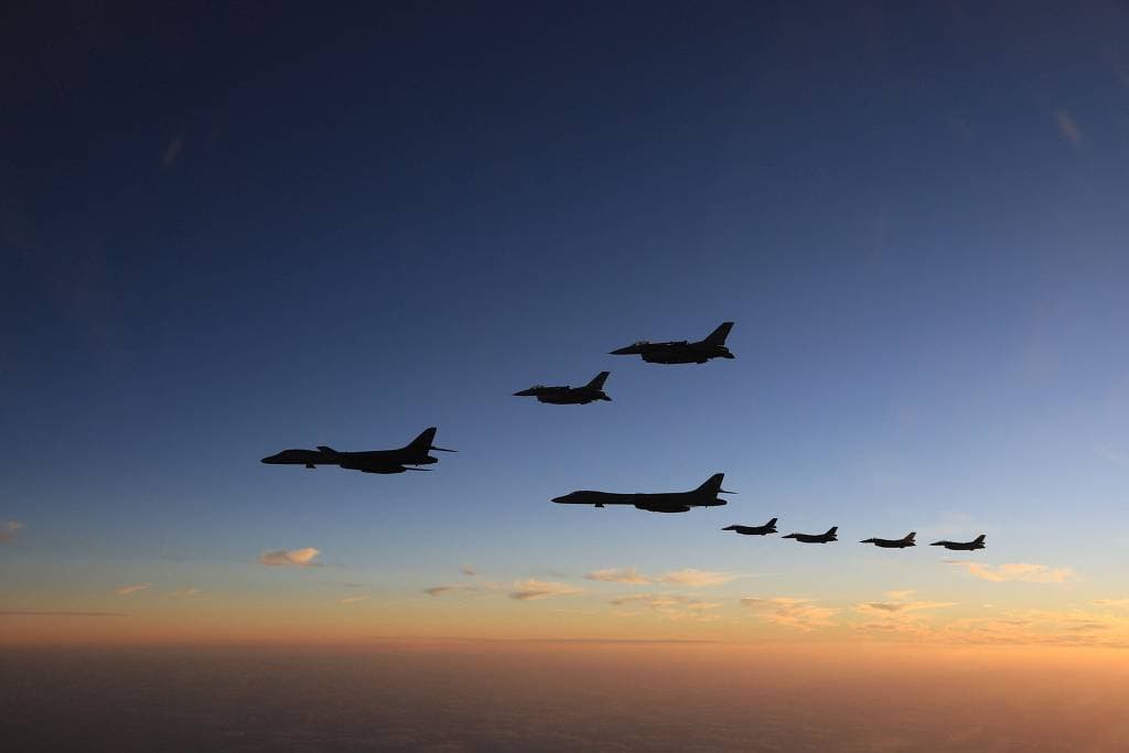 Japão vai dobrar gasto militar contra China e Coreia do Norte