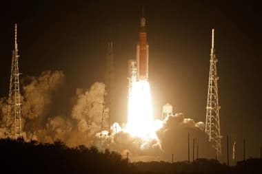 Artemis I: Orion, cápsula lançada por foguete da Nasa, conclui primeiro sobrevoo próximo à Lua e projeto quer enviar para lá primeiro negro e primeira mulher.