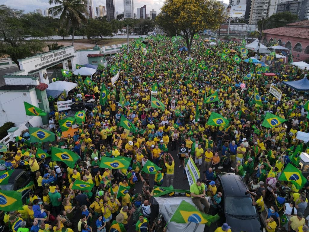 FOTOS: Manifestantes voltam a se reunir em grande número em frente ao 16º Batalhão do Exército, em Natal